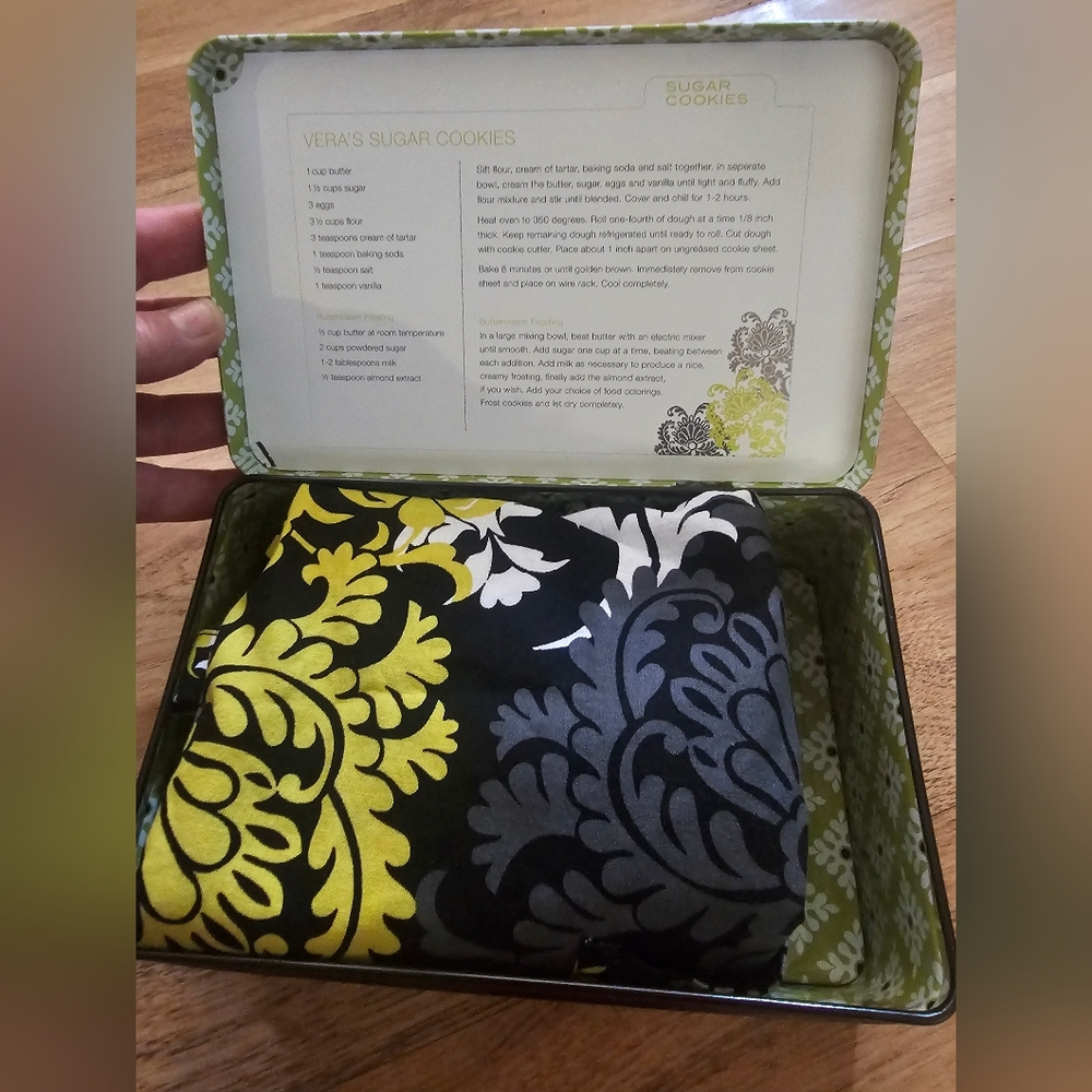 Vera Bradley Pocket Cooking Apron Set With Collectable Tin - Picture 9 of 10